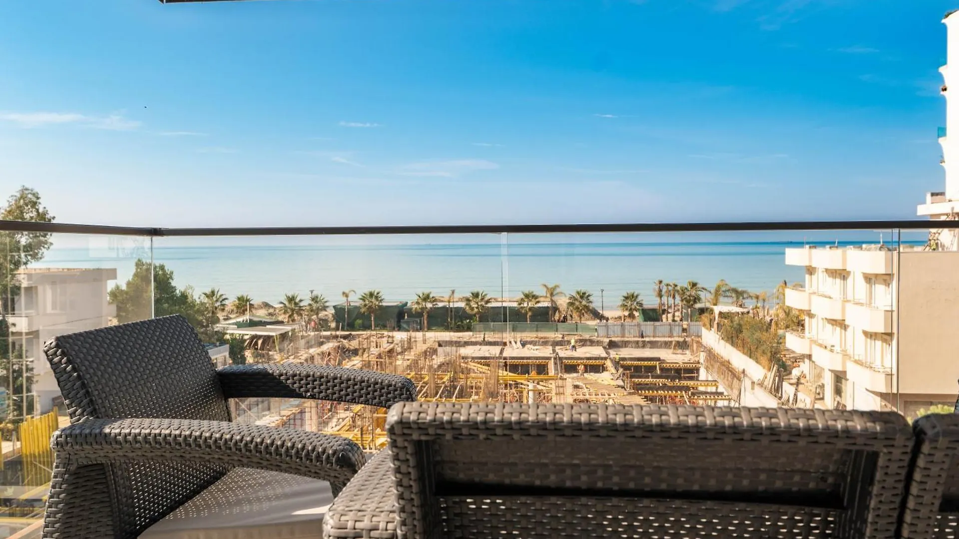 Golemi Lux Hotel